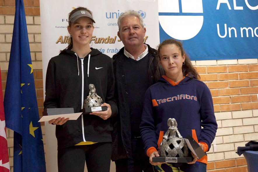 Torneo de Tenis La Menina 2017 - El concejal con dos galardonadas.
