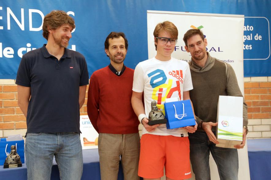 Premios Torneo Menina de Tenis - Imagen de un premiado juvenil recibiendo su trofeo.