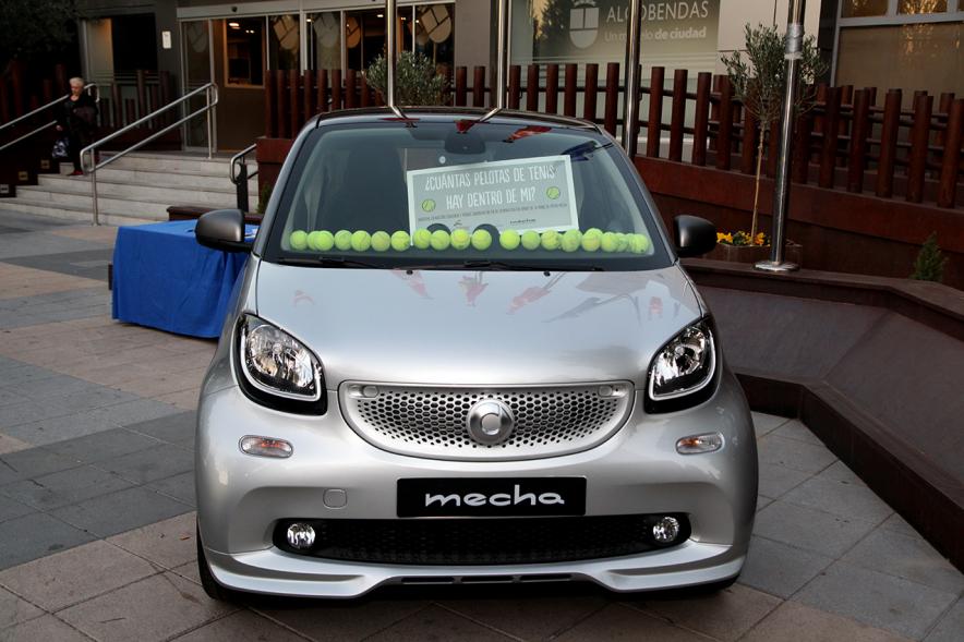 Presentación del Torneo de Tenis La Menina 2017 - Imagen de un coche decorado con pelotas de tenis, su marca patrocinador del torneo.