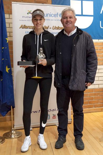 Torneo de Tenis La Menina 2017 - El concejal con un ganador.