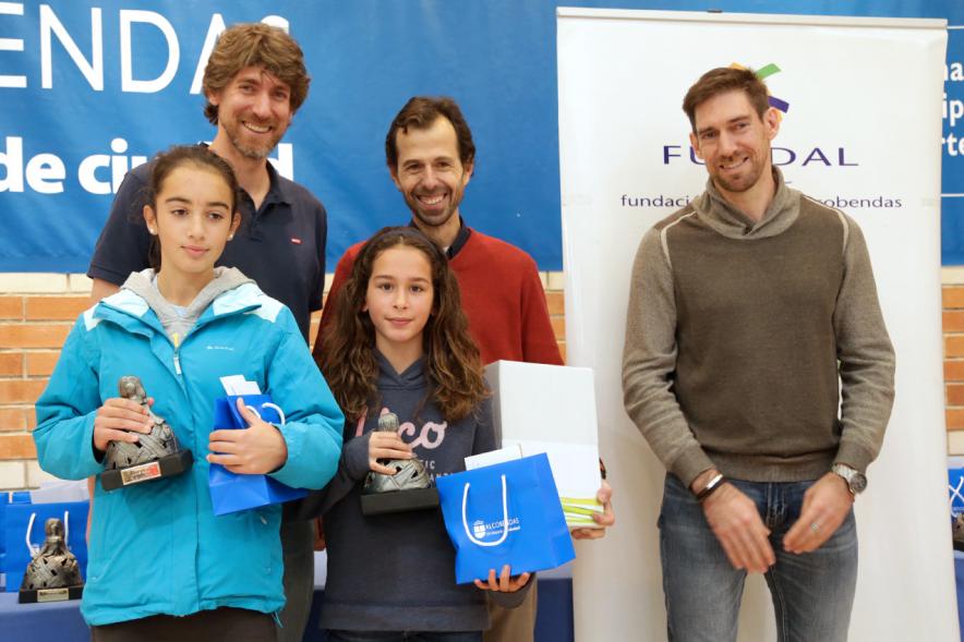 Premios Torneo Menina de Tenis - Imagen de las premiadas juveniles recibiendo sus respectivos trofeos.