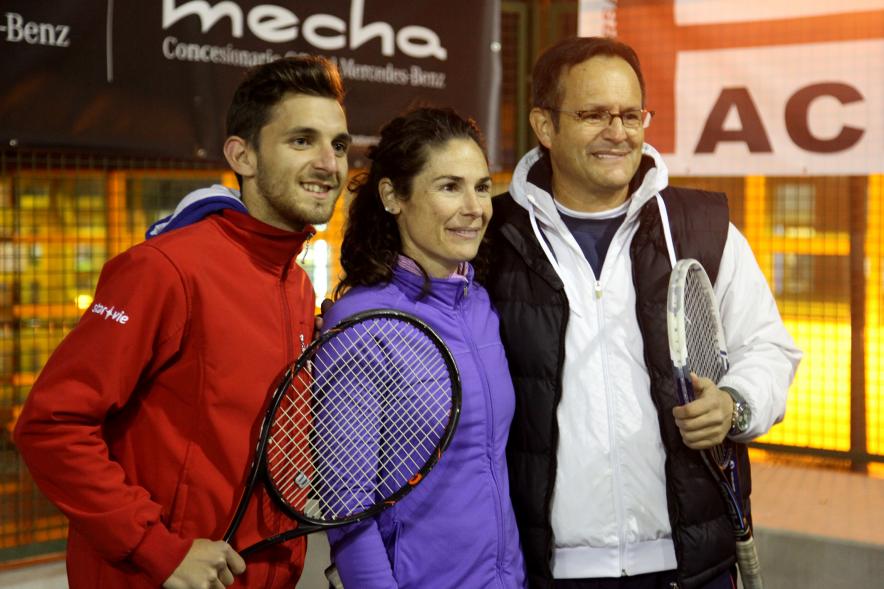 Presentación del Torneo de Tenis La Menina 2017 - Imagen de personas posando con raquetas de tenis.