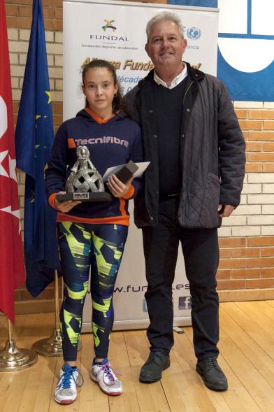 Torneo de Tenis La Menina 2017 - Las autoridades  con  una ganadora.