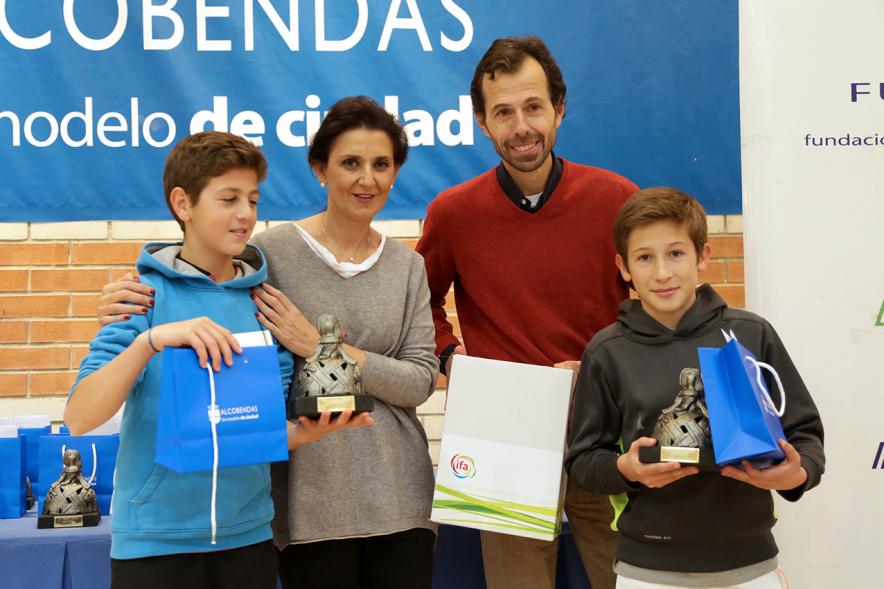 Premios Torneo Menina de Tenis - Imagen de los premiados infantiles recibiendo sus respectivos trofeos.
