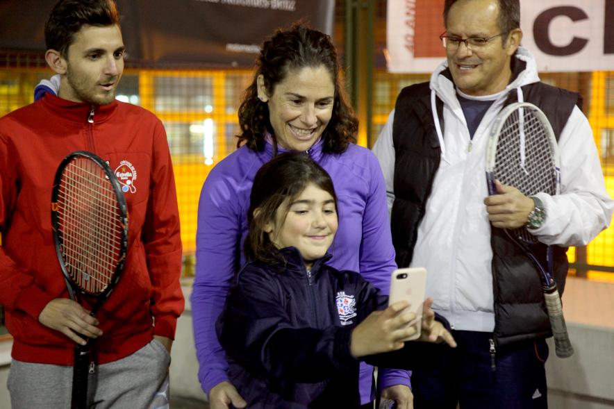 Presentación del Torneo de Tenis La Menina 2017 - Imagen de personas posando con raquetas de tenis y una niña haciendo un selfie.
