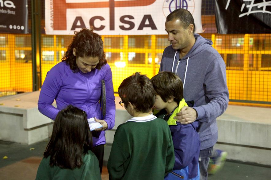 Presentación del Torneo de Tenis La Menina 2017 - Imagen de personas firmando autográfos a unos niños.