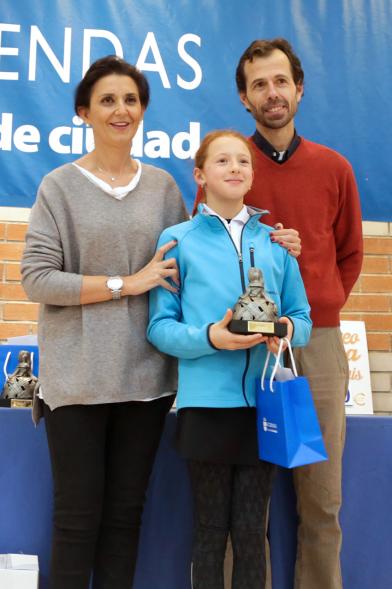 Premios Torneo Menina de Tenis - Imagen de una premiada recibiendo su trofeo.