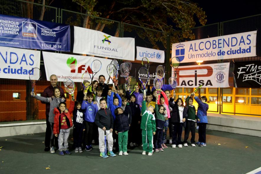 Presentación del Torneo de Tenis La Menina 2017 - Imagen de niños posando en la pista de tenis.