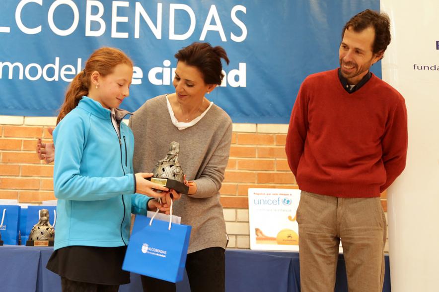 Premios Torneo Menina de Tenis - Imagen de una premiada juveniles recibiendo su trofeo.
