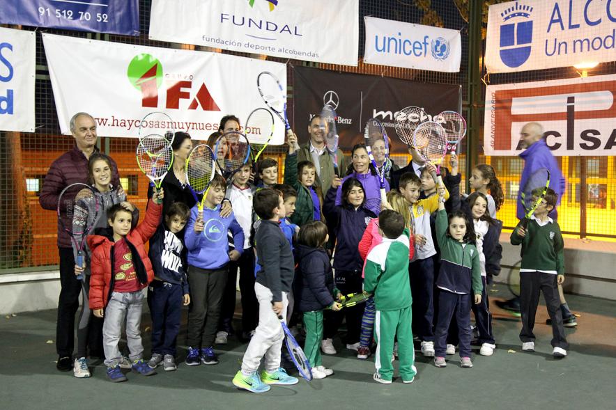 Presentación del Torneo de Tenis La Menina 2017 - Imagen de niños posando en la pista de tenis.