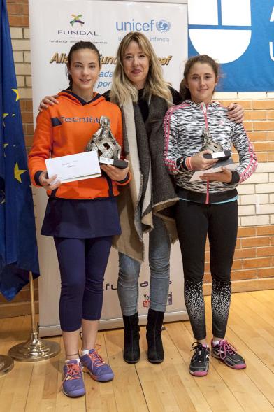 Torneo de Tenis La Menina 2017 - La concejal con dos galardonadas.