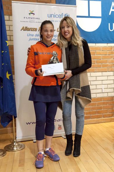 Torneo de Tenis La Menina 2017 - La concejal  con una ganadora.