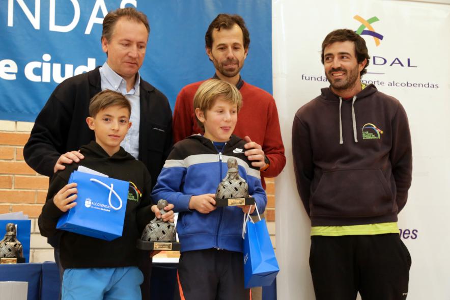 Premios Torneo Menina de Tenis - Imagen de los premiados infantiles recibiendo sus respectivos trofeos.