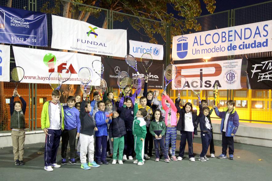 Presentación del Torneo de Tenis La Menina 2017 - Imagen de niños posando en la pista de tenis.