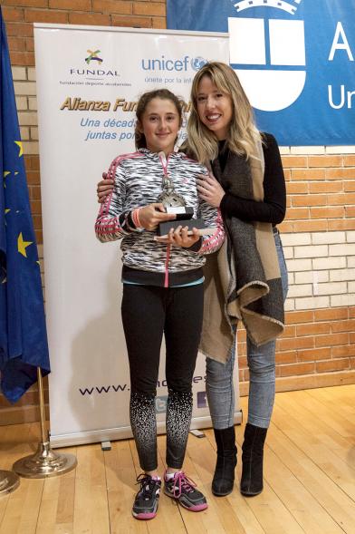 Torneo de Tenis La Menina 2017 -La concejal  con una ganadora.