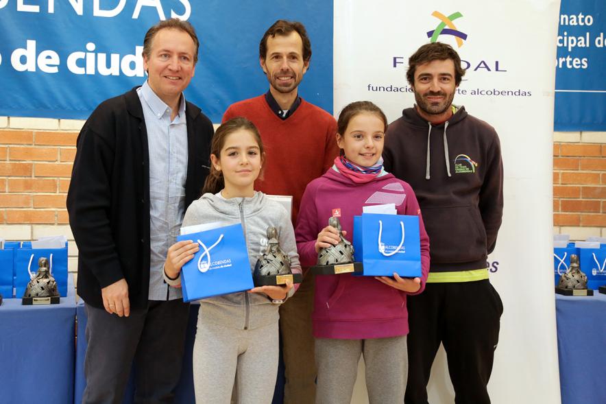 Premios Torneo Menina de Tenis - Imagen de los premiados infantiles recibiendo sus respectivos trofeos.