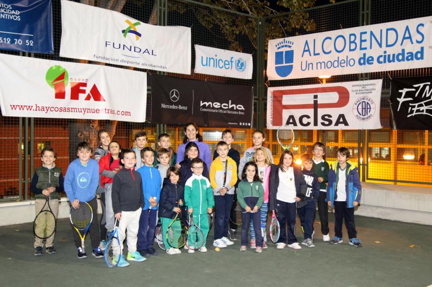 Presentación del Torneo de Tenis La Menina 2017 - Imagen de niños posando en la pista de tenis.