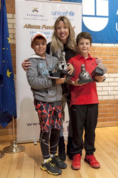 Torneo de Tenis La Menina 2017 -  La concejal con dos galardonados.
