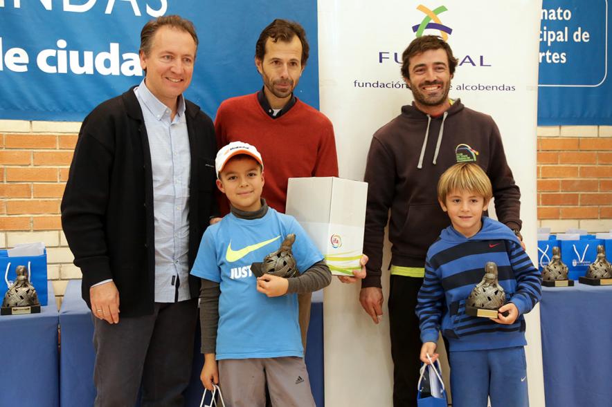 Premios Torneo Menina de Tenis - Imagen de los premiados infantiles recibiendo sus respectivos trofeos.