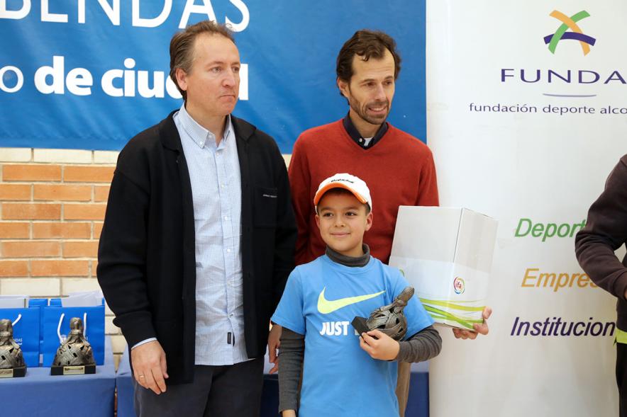 Premios Torneo Menina de Tenis - Imagen de un premiado infantiles recibiendo su trofeo.