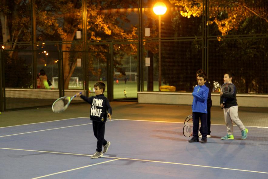 Presentación del Torneo de Tenis La Menina 2017 - Imagen de niños peloteando con sus raquetas.