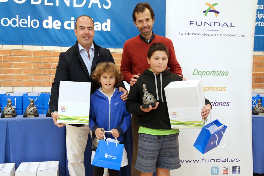 Premios Torneo Menina de Tenis - Imagen de los premiados infantiles recibiendo sus respectivos trofeos.