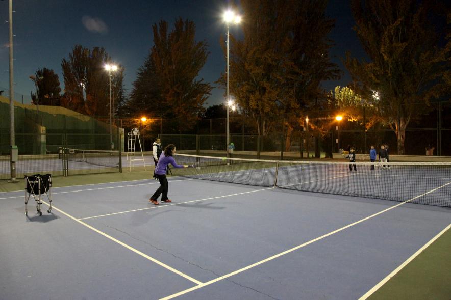 Presentación del Torneo de Tenis La Menina 2017 - Imagen de niños peloteando con sus raquetas.
