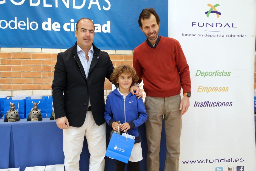 Premios Torneo Menina de Tenis - Imagen de un premiado infantil recibiendo su trofeo.