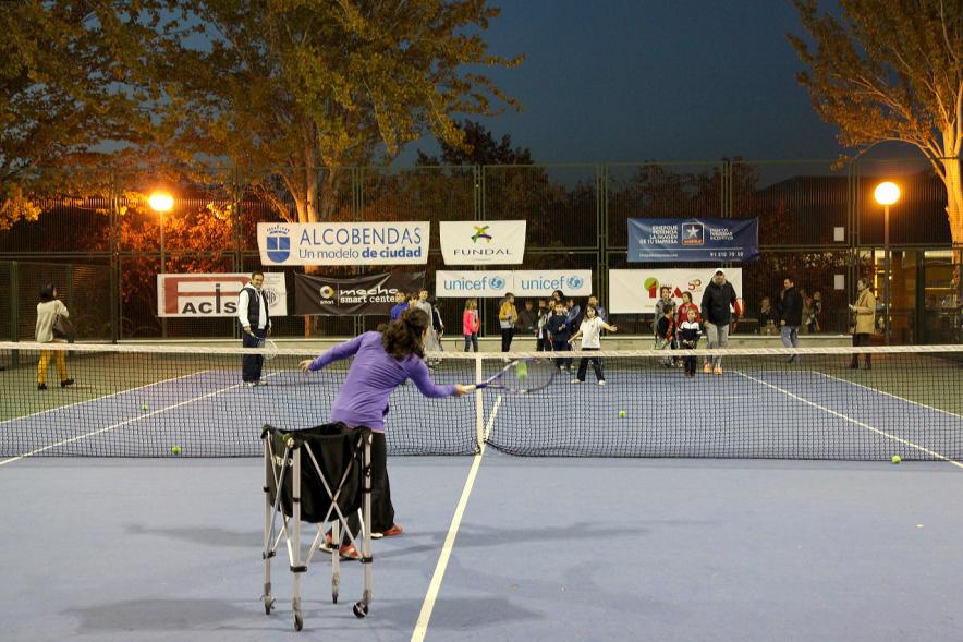 Presentación del Torneo de Tenis La Menina 2017 - Imagen de tenista peloteando con los niños.