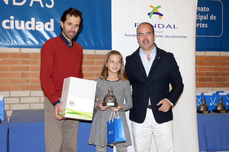 Premios Torneo Menina de Tenis - Imagen de una premiada infantil recibiendo su trofeo.