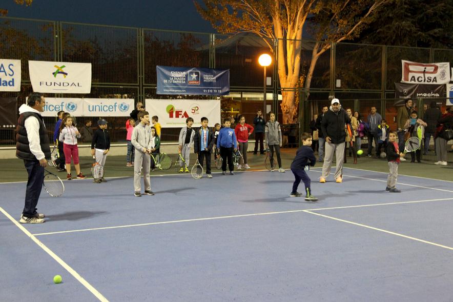 Presentación del Torneo de Tenis La Menina 2017 - Imagen de niños peloteando con sus raquetas.