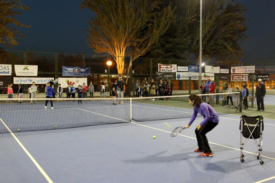 Presentación del Torneo de Tenis La Menina 2017 - Imagen de tenista peloteando con los niños.