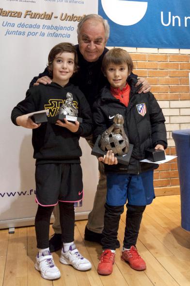 Torneo de Tenis La Menina 2017 - El concejal con dos galardonados.