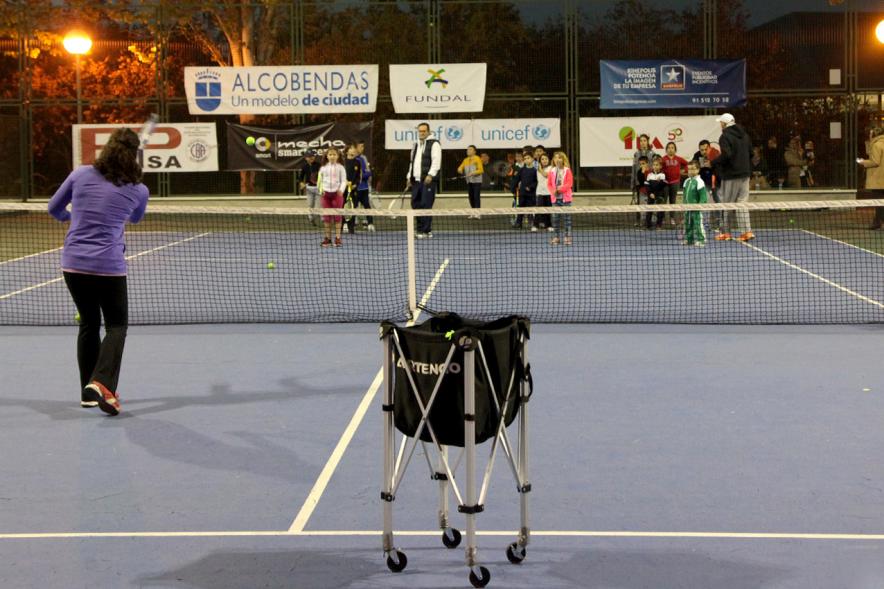 Presentación del Torneo de Tenis La Menina 2017 - Imagen de tenista peloteando con los niños.