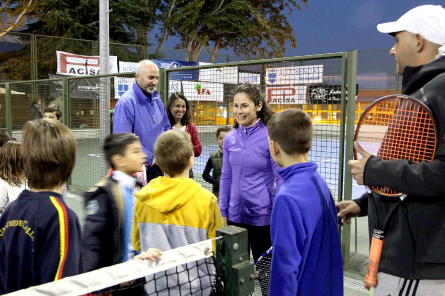 Presentación del Torneo de Tenis La Menina 2017 - Imagen de tenista hablando con unos niños en la pista de tenis.