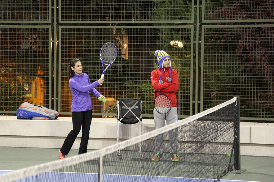 Presentación del Torneo de Tenis La Menina 2017 - Imagen de tenista peloteando con los niños.
