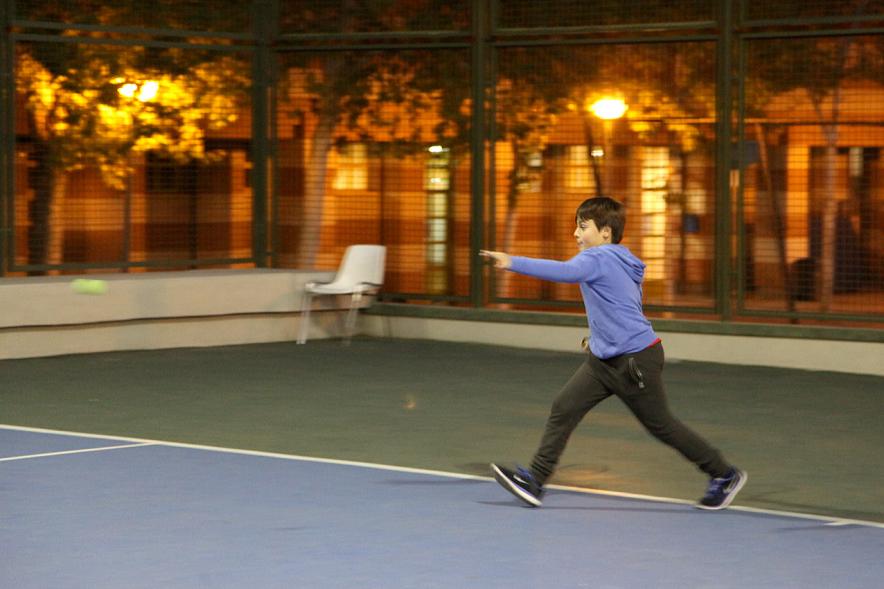 Presentación del Torneo de Tenis La Menina 2017 - Imagen de niño devolviendo la pelota en la pista de tenis.