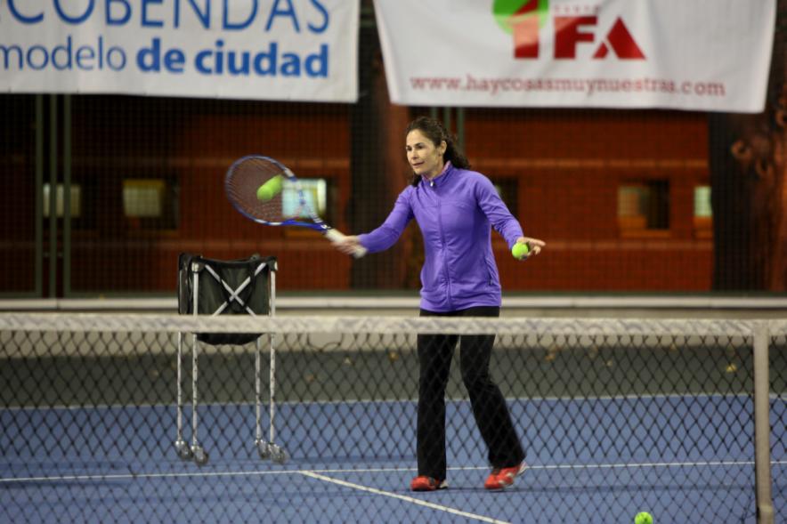 Presentación del Torneo de Tenis La Menina 2017 - Imagen de tenista peloteando con los niños.