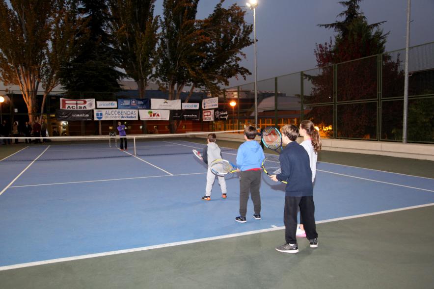 Presentación del Torneo de Tenis La Menina 2017 - Imagen de unos niños devolviendo la pelota en la pista de tenis.