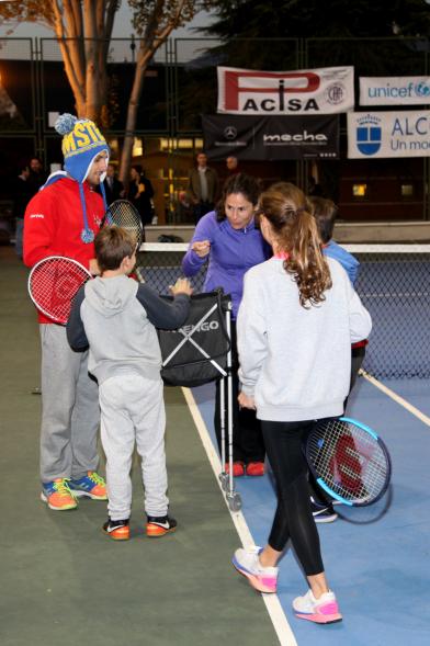 Presentación del Torneo de Tenis La Menina 2017 - Imagen de tenista hablando con unos niños en la pista de tenis.
