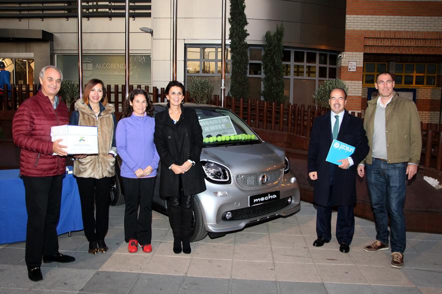 Presentación del Torneo de Tenis La Menina 2017 -Imagen de un coche decorado con pelotas de tenis, su marca patrocinador del torneo y personas posando.
