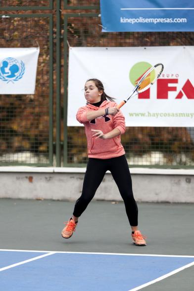 Torneo de Tenis La Menina 2017 - Saque de una jugadora.