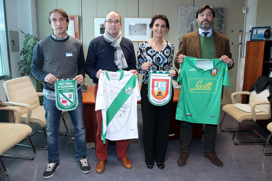 Presentación del Torneo de la Paz de Fútbol Sub 16 entre los Clubes - Imagen camisetas y banderines de los clubs que participan en el torneo.