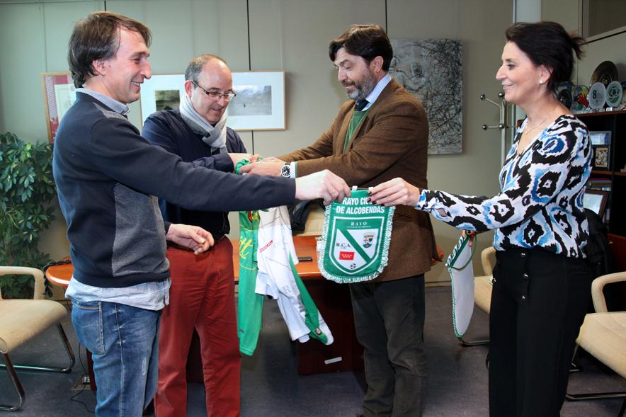Presentación del Torneo de la Paz de Fútbol Sub 16 entre los Clubes - Imagen intercambio de camisetas y banderines de los clubs que participan en el torneo.
