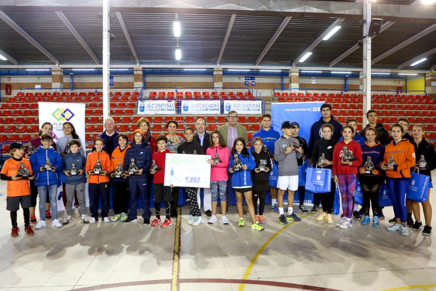 Entrega de Trofeos Torneo de Tenis La Menina 2018 - Posado grupal de la concejal Mar Rodríguez, los entrenadores y los ganadores del Torneo Menina.