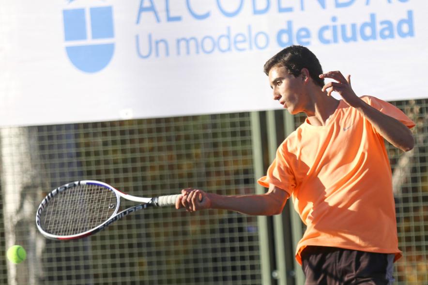 Entrega de Trofeos Torneo de Tenis La Menina 2018 -  Imagen en movimiento de un joven tenista.