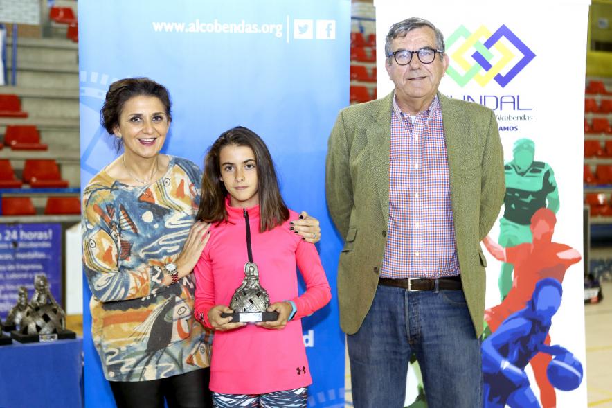 Entrega de Trofeos Torneo de Tenis La Menina 2018 - Posado de Mar Rodríguez, concejal de deportes, la ganadora y  el responsable de Fundal.   