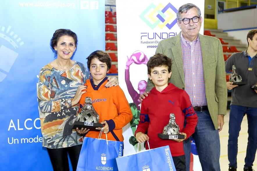 Entrega de Trofeos Torneo de Tenis La Menina 2018 -Posado de Mar Rodríguez, concejal de deportes, los ganadores y  el responsable de Fundal.    