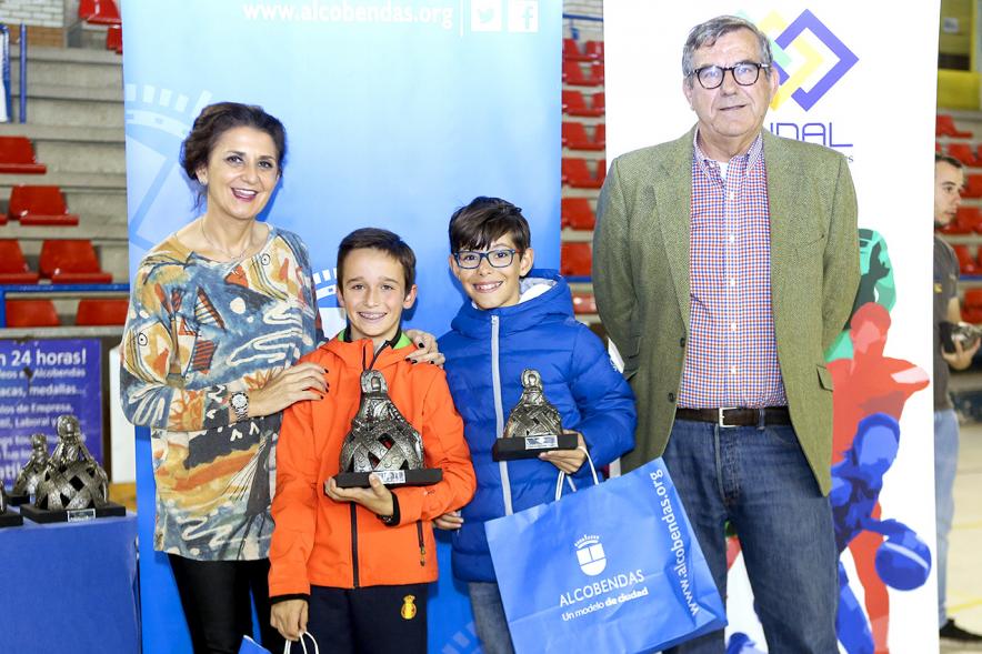 Entrega de Trofeos Torneo de Tenis La Menina 2018 - Posado de Mar Rodríguez, concejal de deportes, los ganadores y  el responsable del torneo.