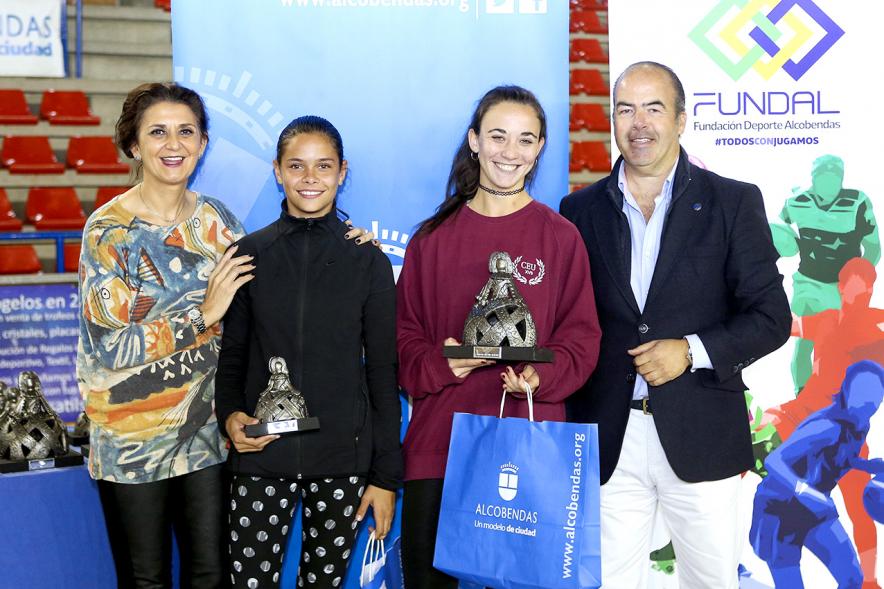 Entrega de Trofeos Torneo de Tenis La Menina 2018 -  Posado de Mar Rodríguez, concejal de deportes, las ganadoras y  el responsable de Fundal.    